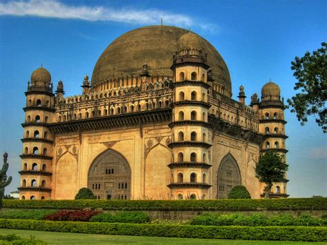 Gol Gumbaz – En Akustisk Underverk I Heart of Hampi!