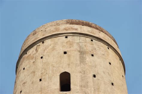 Hiran Minar! En Mystisk Arkitekturupplevelse Mitt i Pakistans Historia