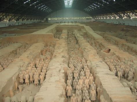 Shi Huang Mausoleum: En Vördnadsfull Hyllning Till Kinas Första Kejsare!