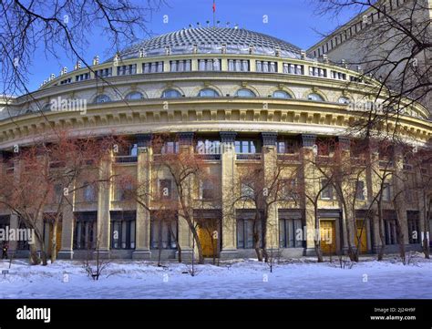  Novosibirsk Opera och Ballettteater – En historisk juvel mitt i Sibiriens hjärta!