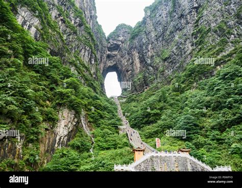 Den fascinerande Tianmenberget - en hisnande himlastair till ett kungligt berg!