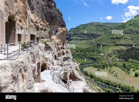 Vardzia: Ett fascinerande medeltida kloster komplex byggt i en klippvägg!